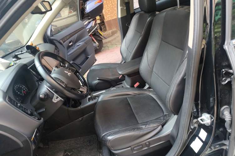 Used Mitsubishi Outlander 2016 2.4L 4x4 Elite Edition 5 Seats Left Front Seat