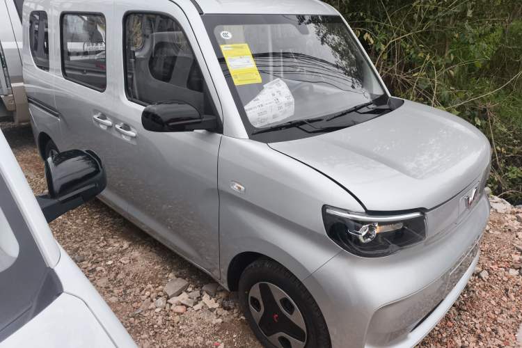 Used Wuling Zhiguang New Energy 2025 Comfort Model Front Right 45 Deg