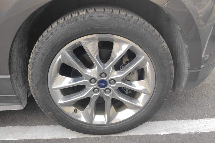 Used Ford Edge 2016 EcoBoost 245 Four-Wheel Drive Titanium 7-Seater Right Front Wheel Hub