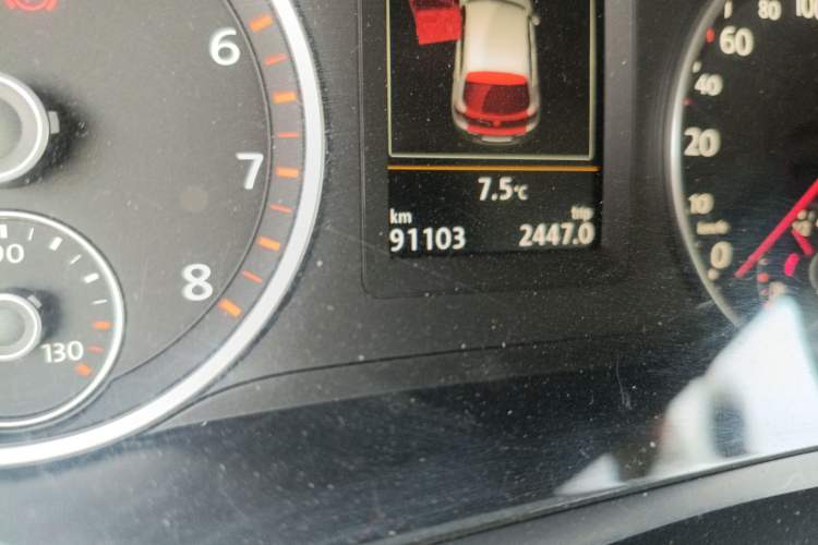 Used Volkswagen Tiguan 2015 1.8TSI Automatic All-Wheel-Drive Luxury Model Odometer Close Up