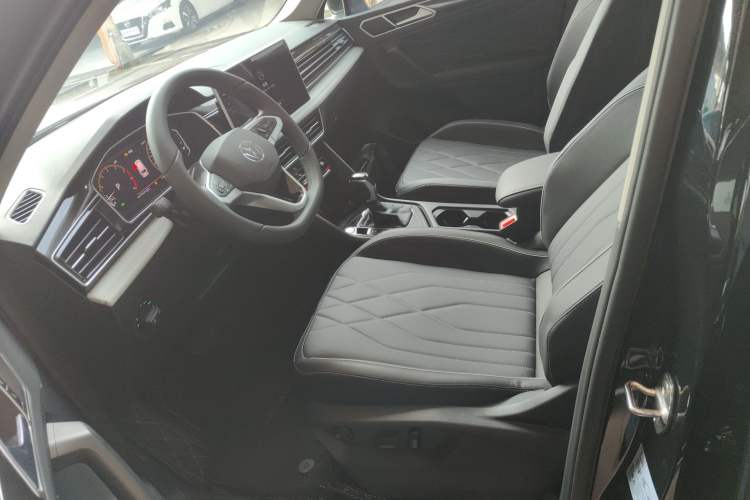 Used Volkswagen Tiguan L 2024 Outstanding Model 300TSI Automatic Two-Wheel Drive Longteng Edition
