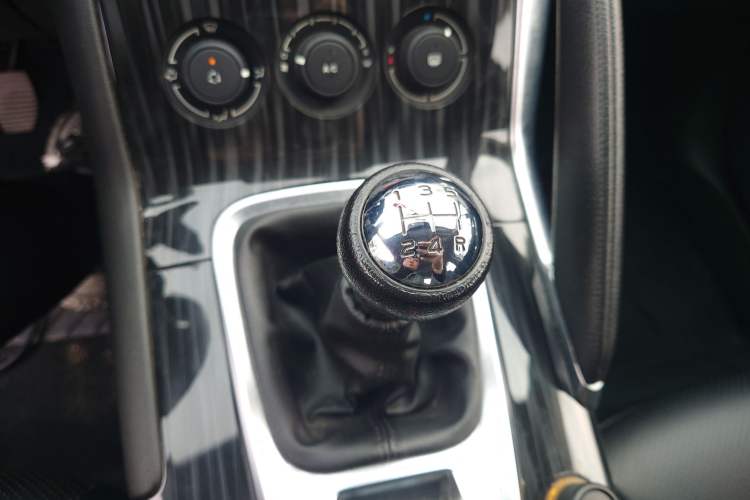 Used Peugeot 3008 2015 2.0L Manual Classic Edition Gear Lever