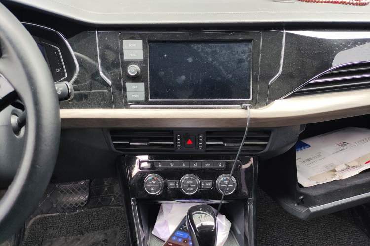 Used Volkswagen Passat 2019 330TSI Luxury Edition China VI Standard Audio And AC Panel