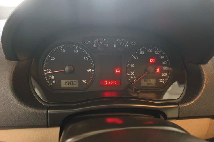 Used Volkswagen Polo 2009 Jingqing 1.6L Automatic Fashion Edition Instrument Cluster