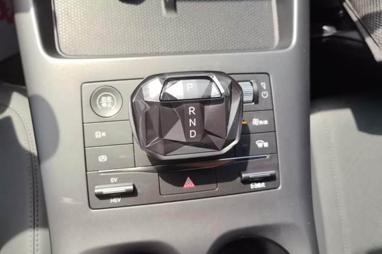 Used BYD Qin PLUS 2025 DM-i Smart Drive 55KM Leading Model Gear Lever