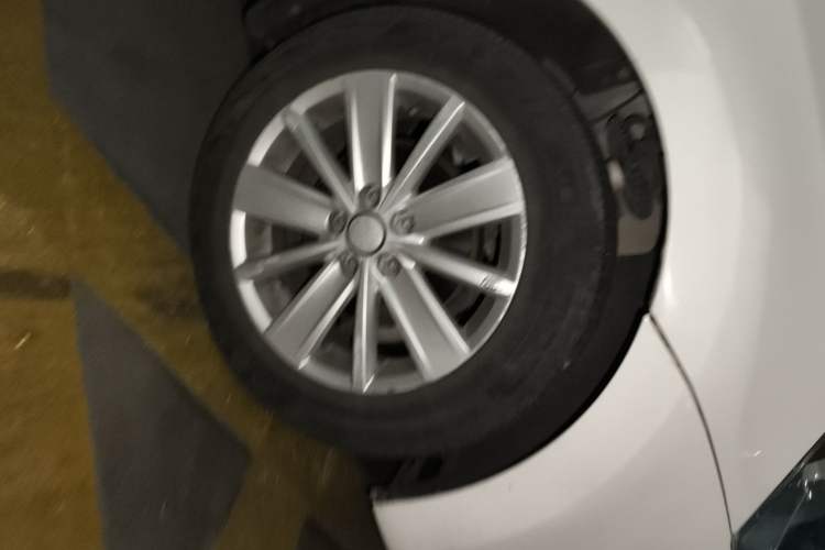 Used Volkswagen Polo 2016 1.6L Automatic Comfort Model Right Front Wheel Hub