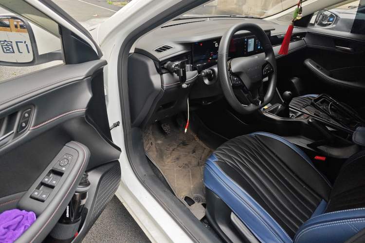 Used Roewe i5 2023 1.5L Manual Comfort Edition
