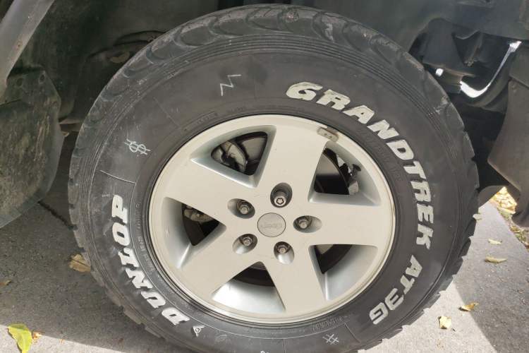 Used Jeep Wrangler 2011 3.8L Sahara Four-Door Edition Right Front Wheel Hub