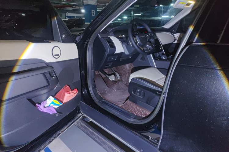 Used Land Rover Discovery 2023 Revised Version 360 PS R-Dynamic S