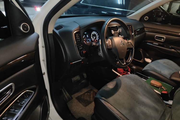 Used Mitsubishi Outlander 2019 2.4L 4x4 Zhi Xiang Edition 5 Seats China V Emission Standard