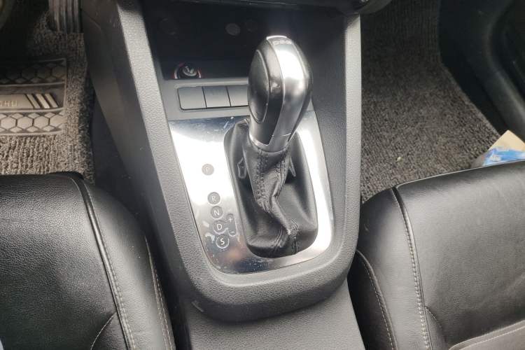 Used Volkswagen Sagitar 2012 1.4TSI Automatic Luxury Edition Gear Lever