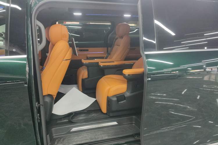 Used Geely Galaxy LEVC L380 2024 140-Degree 6-Seater All-Wheel-Drive Ultra