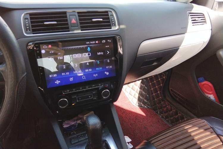 Used Volkswagen Sagitar 2012 1.4TSI Automatic Luxury Edition Audio And AC Panel