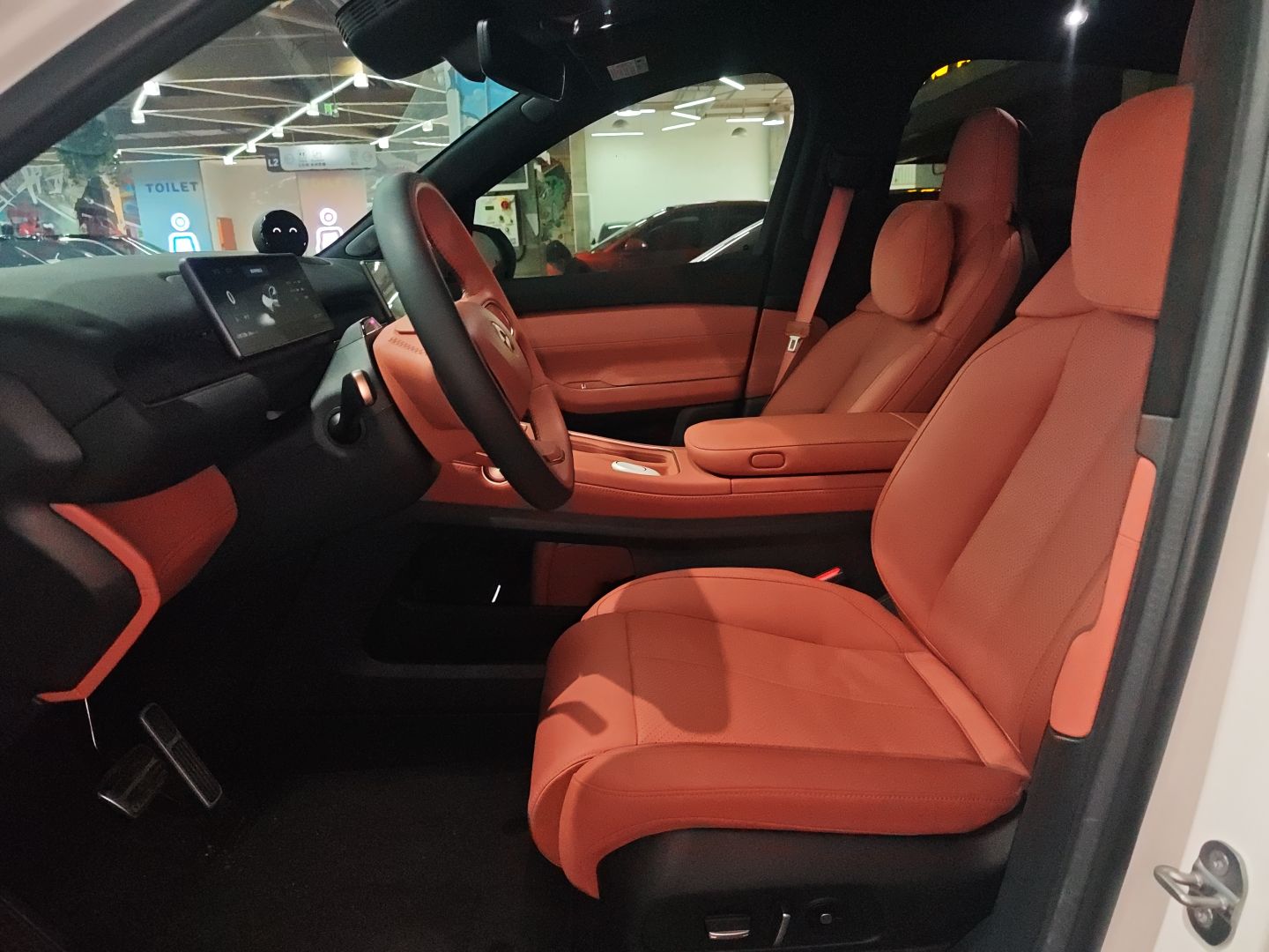 المقاعد الأمامية داخل السيارة