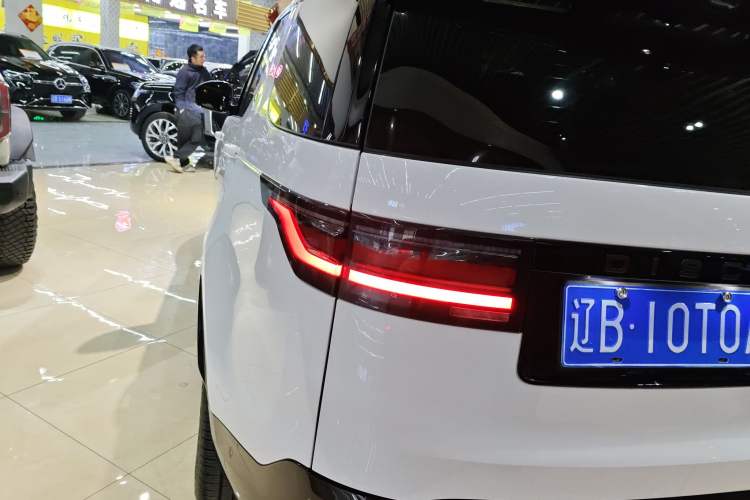 Used Land Rover Discovery 2021 360 PS R-Dynamic SE Rear Left 45 Deg