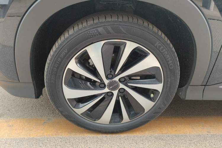 Used BYD Song PLUS New Energy 2023 Champion Edition DM-i 110KM Flagship PLUS Left Front Wheel Hub