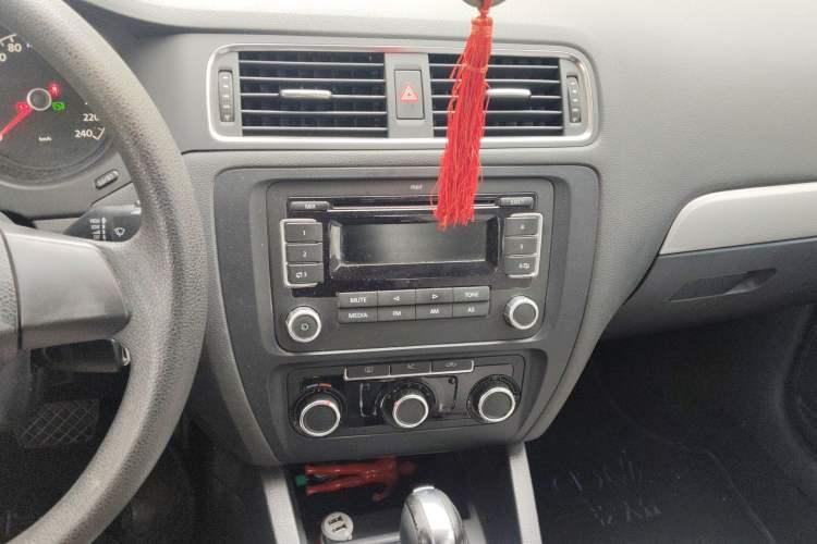 Used Volkswagen Sagitar 2012 1.6L Automatic Comfort Edition Audio And AC Panel