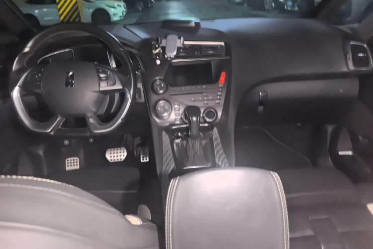 Used DS 5 2012 1.6T Prestige Edition Center Console