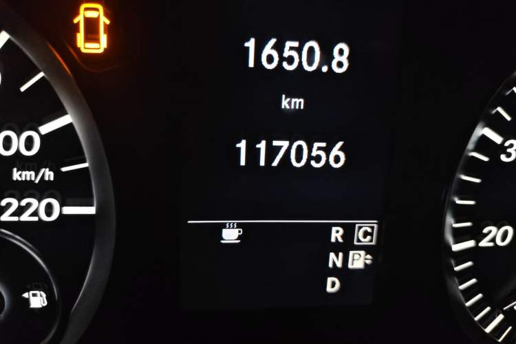 Used Mercedes-Benz Vito 2016 2.0T Elite Edition Odometer Close Up