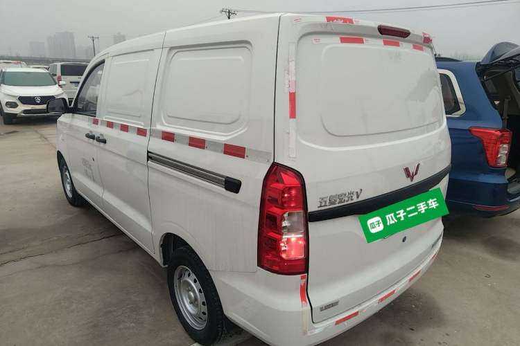 Used Wuling Hongguang V 2022 1.5L Jingqu Edition Enclosed-Window Vehicle with Hydraulic Power Steering LAR