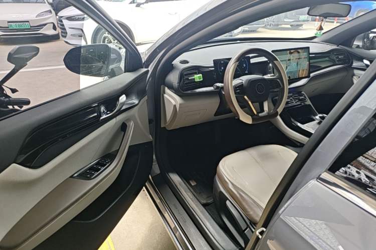 Used BYD Qin PLUS 2024 HONOR Edition DM-i 55KM Leading Model
