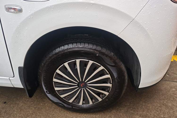 Used Wuling Hongguang New Energy 2024 All-Electric Model 300KM Standard Version Right Front Wheel Hub