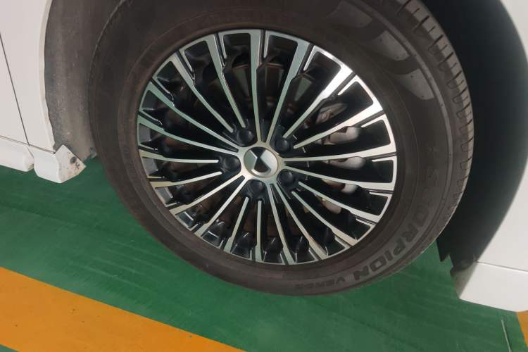 Used Denza D9 2022 DM-i 970 Four-Wheel Drive Flagship Model Right Front Wheel Hub