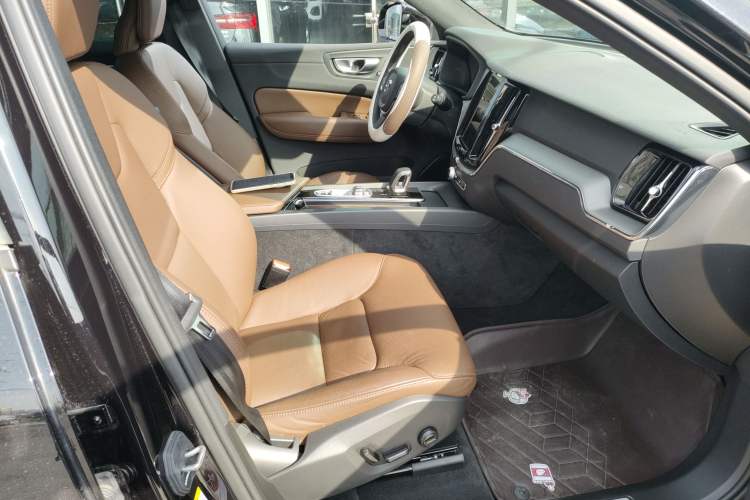 Used Volvo XC60 2025 B5 4x4 Smart Luxury Edition
