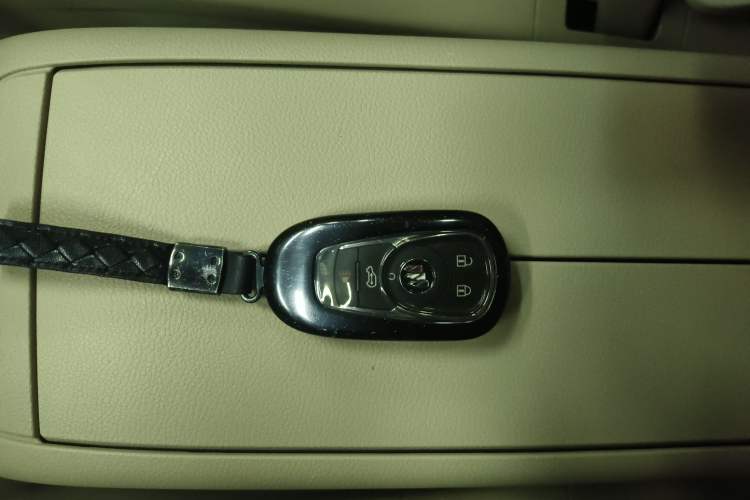 Used Buick GL8 2023 Facelifted Land Cruiser Executive Luxury Version Vehicle Key