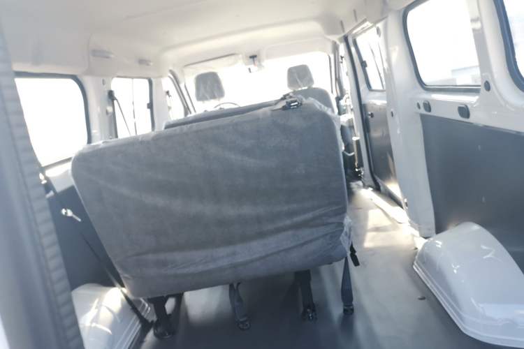 Used Wuling Yangguang 2024 300KM Comfort Version Passenger Van 75kW
