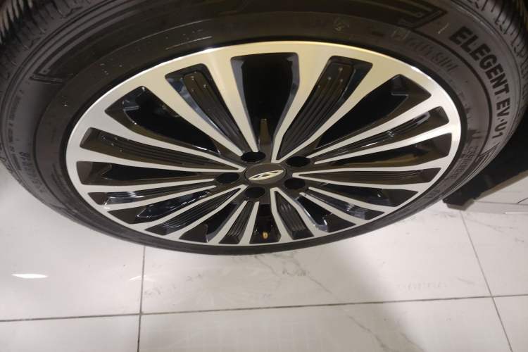 Used Chery Fengyun A8L 2025 1.5 TGDI 145 km Luxury Version Left Front Wheel Hub