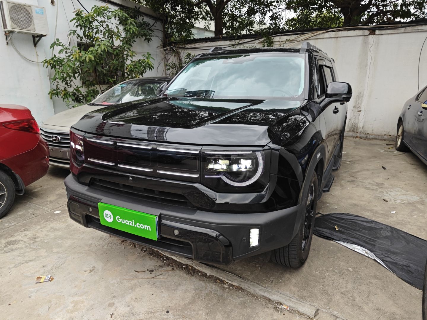 تحت مقدمة السيارة