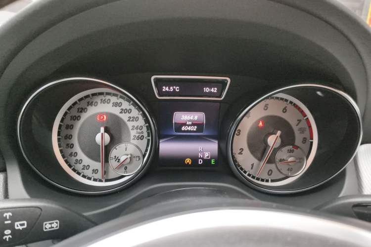 Used Mercedes-Benz GLA 2015 GLA 200 Fashion Model Odometer Close Up