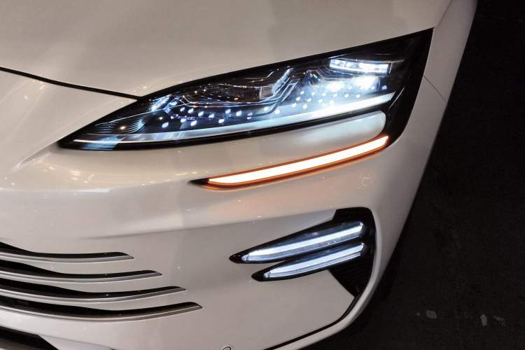 Used BYD Song PLUS New Energy 2024 HONOR Edition DM-i 110km Flagship PLUS Left Front Headlight