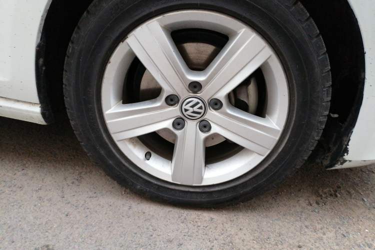 Used Volkswagen Golf 2017 230TSI Automatic Comfort Edition – Celebrating Milestone of One Million Units Right Front Wheel Hub