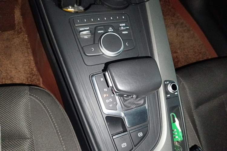 Used Audi A4L 2019 40 TFSI Ambition China VI Gear Lever