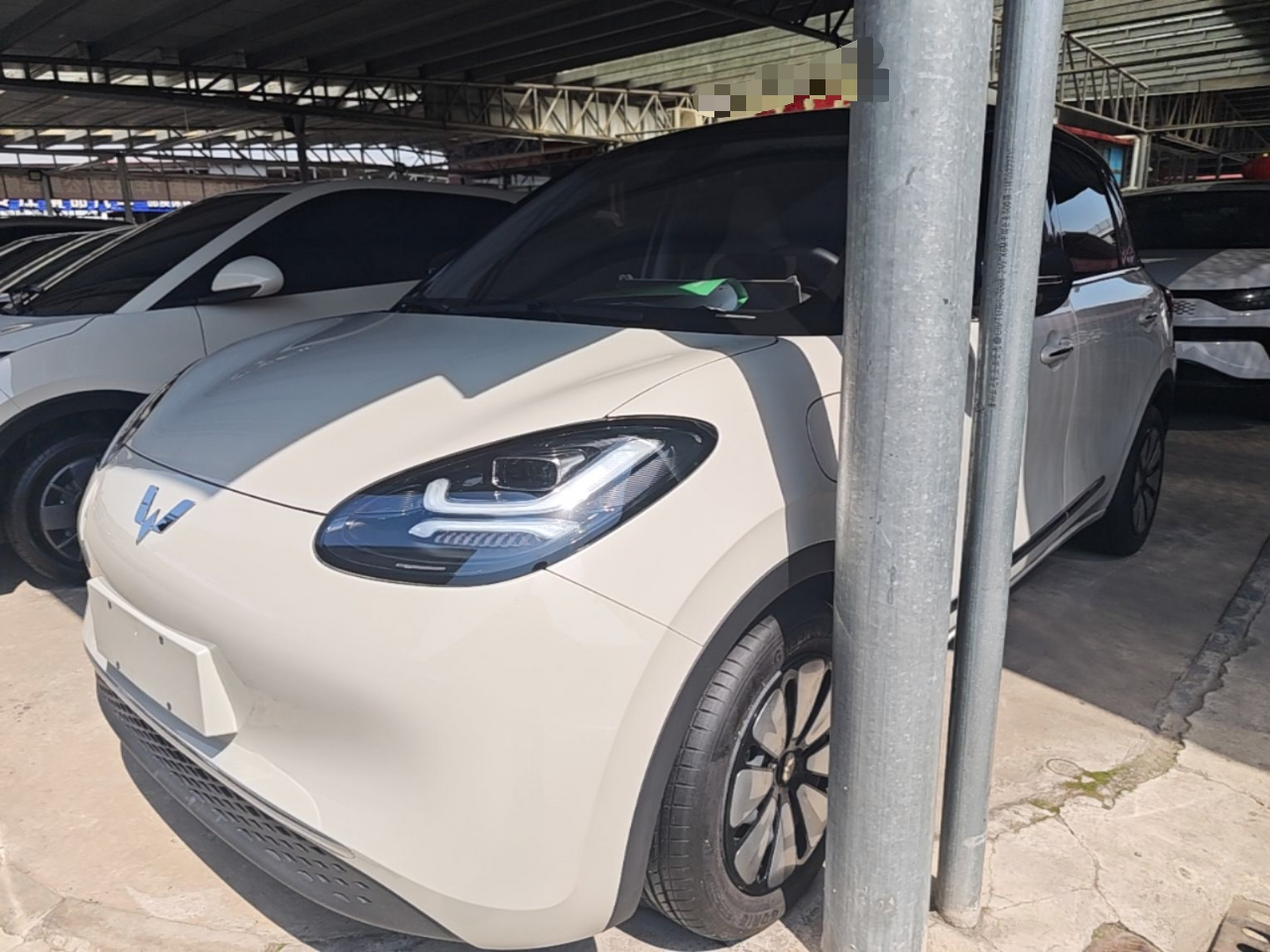 Под передней частью автомобиля