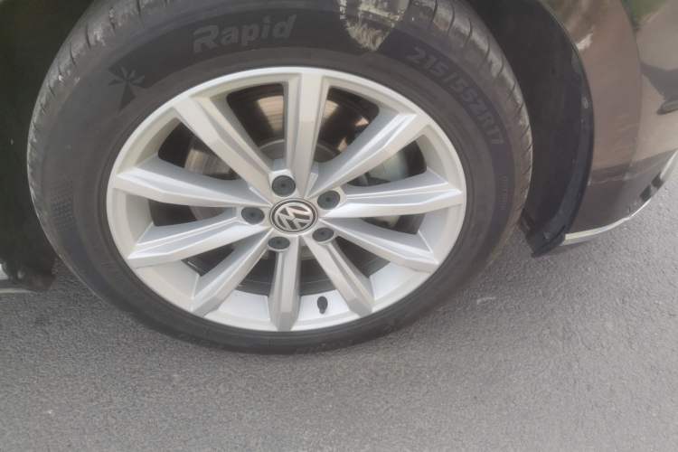 Used Volkswagen Magotan 2019 330TSI DSG Leading Model China VI Standard Right Front Wheel Hub