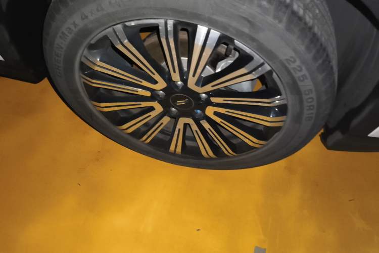 Used CHANGAN OSHAN X5 2021 Revised Version 1.5T DCT Luxury Edition Right Front Wheel Hub