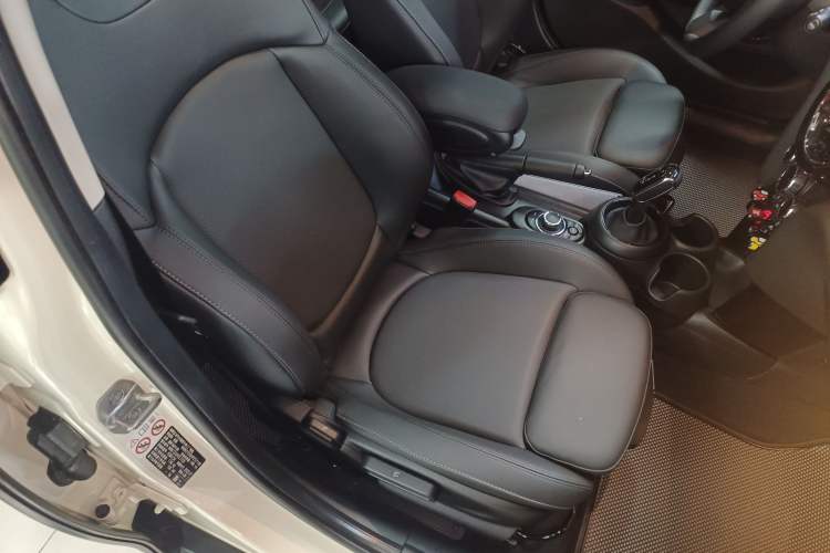 Used MINI MINI 2022 Updated 1.5T COOPER Classic Edition Five-Door Version
