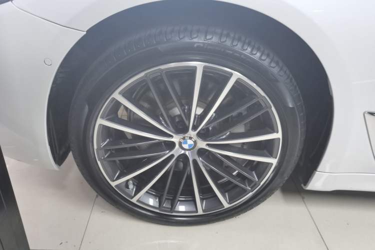 Used BMW 5 Series 2021 530Li Leading Model M Sport Package Left Front Wheel Hub
