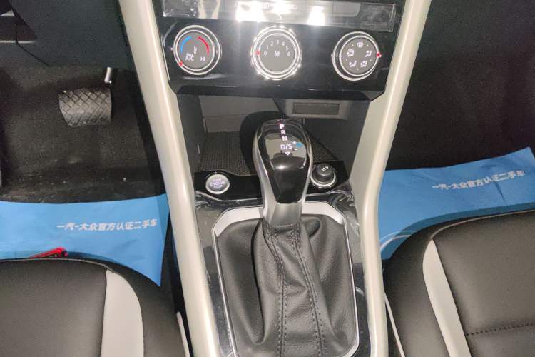 Used Volkswagen T-ROC 2026 Model 280TSI DSG Two-Wheel Drive Shiguang Edition Gear Lever