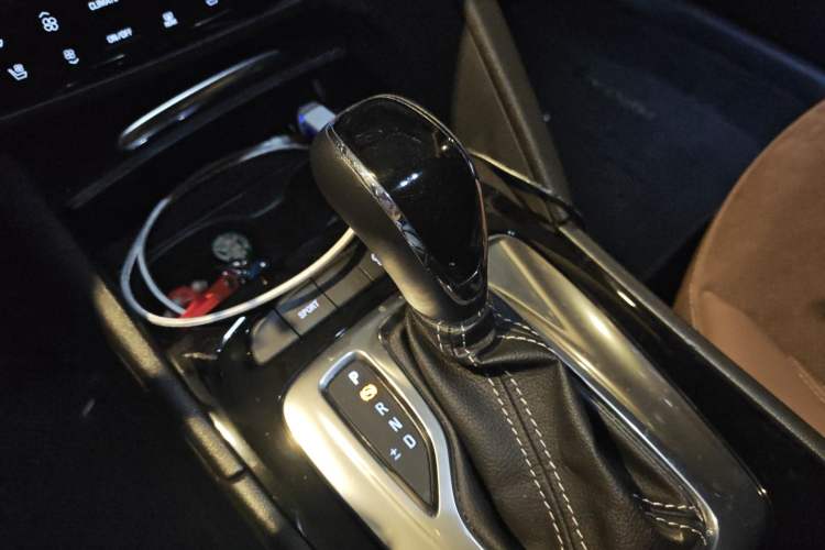 Used Buick Regal 2017 28T Luxury Edition Gear Lever