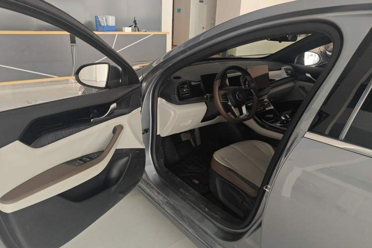 Used BYD Qin PLUS 2024 HONOR Edition DM-i 55KM Leading Model
