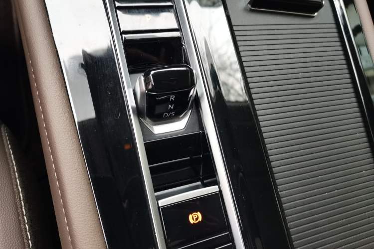 Used Volkswagen Viloran 2022 380TSI Prestige Edition Gear Lever