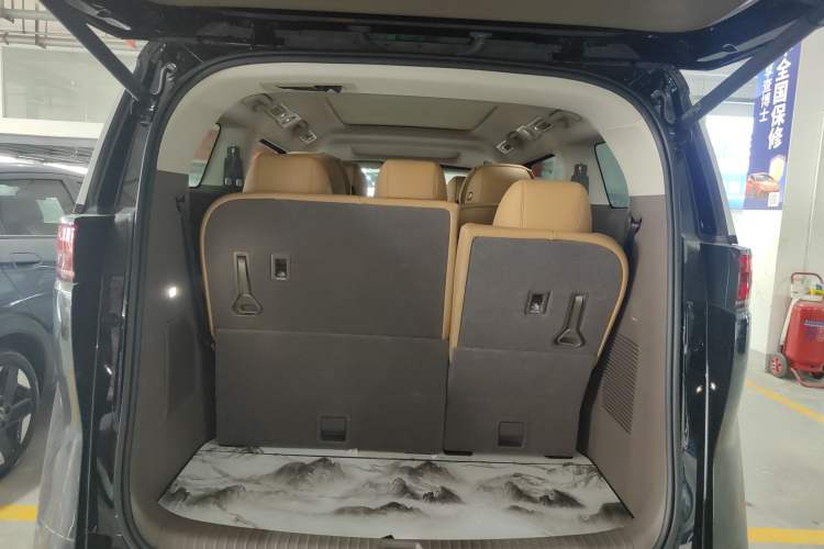 Used Denza D9 2022 DM-i 970 Four-Wheel Drive Prestige Model Trunk