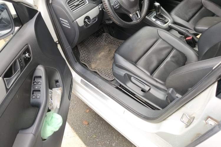 Used Volkswagen Sagitar 2014 1.4TSI Automatic Luxury Model Driver Seat