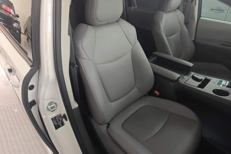 Used Toyota Granvia 2023 2.5L Hybrid Prestige PLUS Edition Right Front Seat