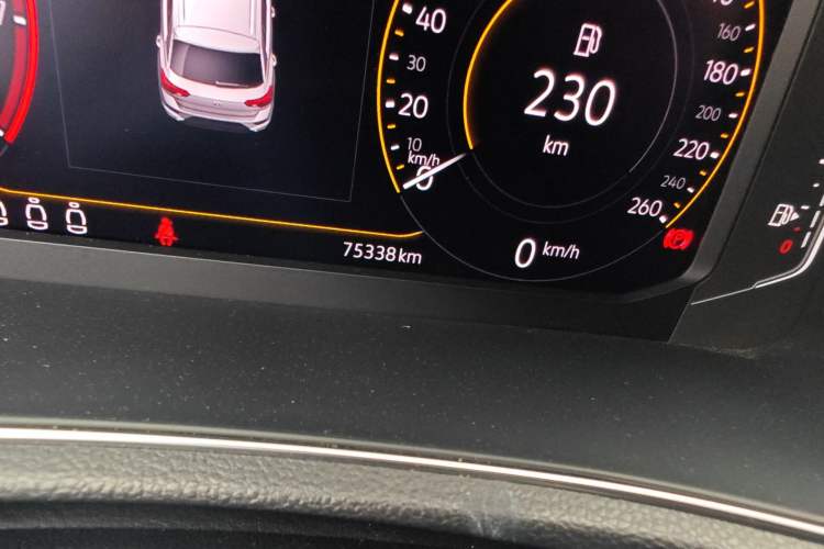 Used Volkswagen T-ROC 2019 280TSI DSG Two-Wheel-Drive Luxury Version China V Emission Standard Odometer Close Up