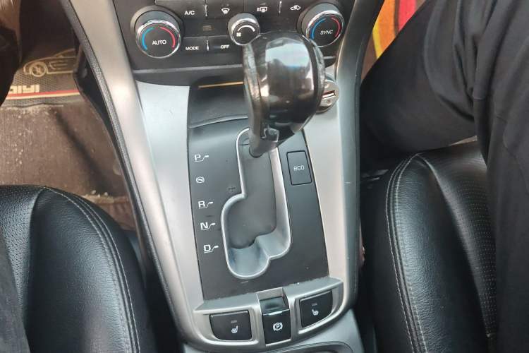 Used Chevrolet Captiva 2015 2.4L 4x4 Flagship Edition 7-Seater Gear Lever